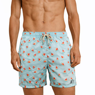 Costume mare uomo a pantaloncino AM2. Leggero, asciuga rapido e veste comodo. Stile italiano per vivere l’estate dentro e fuori dall’acqua.