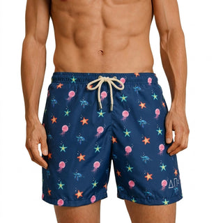 Costume mare uomo a pantaloncino AM2. Leggero, asciuga rapido e veste comodo. Stile italiano per vivere l’estate dentro e fuori dall’acqua.