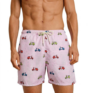 Costume mare uomo a pantaloncino AM2. Leggero, asciuga rapido e veste comodo. Stile italiano per vivere l’estate dentro e fuori dall’acqua.