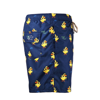 Costume mare uomo a pantaloncino AM2. Leggero, asciuga rapido e veste comodo. Stile italiano per vivere l’estate dentro e fuori dall’acqua.