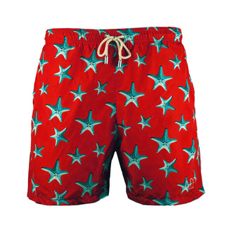 Costume mare uomo a pantaloncino AM2. Leggero, asciuga rapido e veste comodo. Stile italiano per vivere l’estate dentro e fuori dall’acqua.