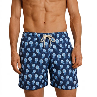 Costume mare uomo a pantaloncino AM2. Leggero, asciuga rapido e veste comodo. Stile italiano per vivere l’estate dentro e fuori dall’acqua.