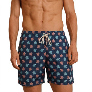 Costume mare uomo a pantaloncino AM2. Leggero, asciuga rapido e veste comodo. Stile italiano per vivere l’estate dentro e fuori dall’acqua.