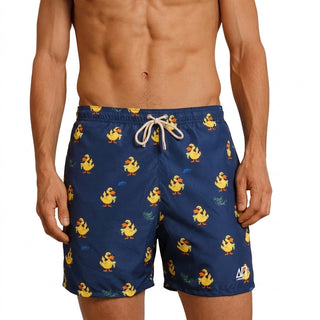 Costume mare uomo a pantaloncino AM2. Leggero, asciuga rapido e veste comodo. Stile italiano per vivere l’estate dentro e fuori dall’acqua.