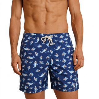 Costume mare uomo a pantaloncino AM2. Leggero, asciuga rapido e veste comodo. Stile italiano per vivere l’estate dentro e fuori dall’acqua.