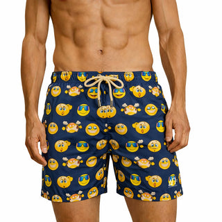 Costume mare uomo a pantaloncino AM2. Leggero, asciuga rapido e veste comodo. Stile italiano per vivere l’estate dentro e fuori dall’acqua.