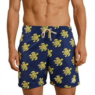 Costume mare uomo a pantaloncino AM2. Leggero, asciuga rapido e veste comodo. Stile italiano per vivere l’estate dentro e fuori dall’acqua.