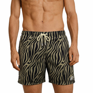 Costume mare uomo a pantaloncino AM2. Leggero, asciuga rapido e veste comodo. Stile italiano per vivere l’estate dentro e fuori dall’acqua.