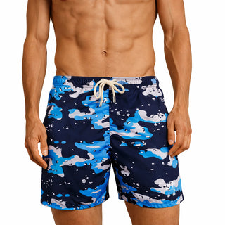 Costume mare uomo a pantaloncino AM2. Leggero, asciuga rapido e veste comodo. Stile italiano per vivere l’estate dentro e fuori dall’acqua.