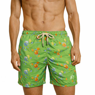 Costume mare uomo a pantaloncino AM2. Leggero, asciuga rapido e veste comodo. Stile italiano per vivere l’estate dentro e fuori dall’acqua.