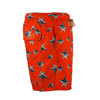 Costume mare uomo a pantaloncino AM2. Leggero, asciuga rapido e veste comodo. Stile italiano per vivere l’estate dentro e fuori dall’acqua.