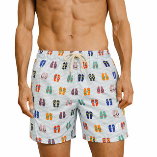 Costume mare uomo a pantaloncino AM2. Leggero, asciuga rapido e veste comodo. Stile italiano per vivere l’estate dentro e fuori dall’acqua.